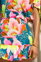 TROPICAL ILLUSIONS - Playera V Neck Ruffle Dress • Multi Blue