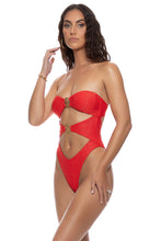SUNKISS GLOW - Cut Out One Piece • Red