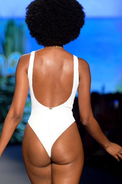 PURA CURIOSIDAD - Tank One Piece • White Runway