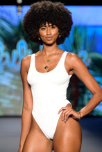 PURA CURIOSIDAD - Tank One Piece • White Runway